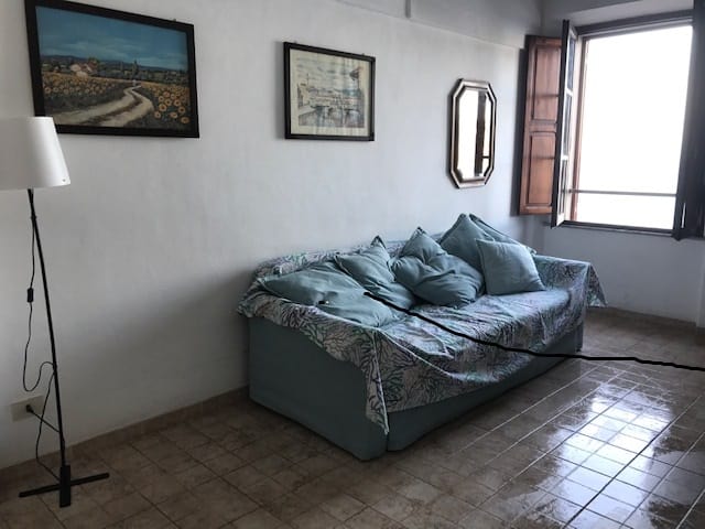 APPARTAMENTO LUMINOSISSIMO A PORTO SANTO STEFANO (Argentario)CON VISTA MARE INCANTEVOLE ,RISTRUTTURATO, SI AFFITTA STAGIONALMENTE (posti letto 4 comodi) .