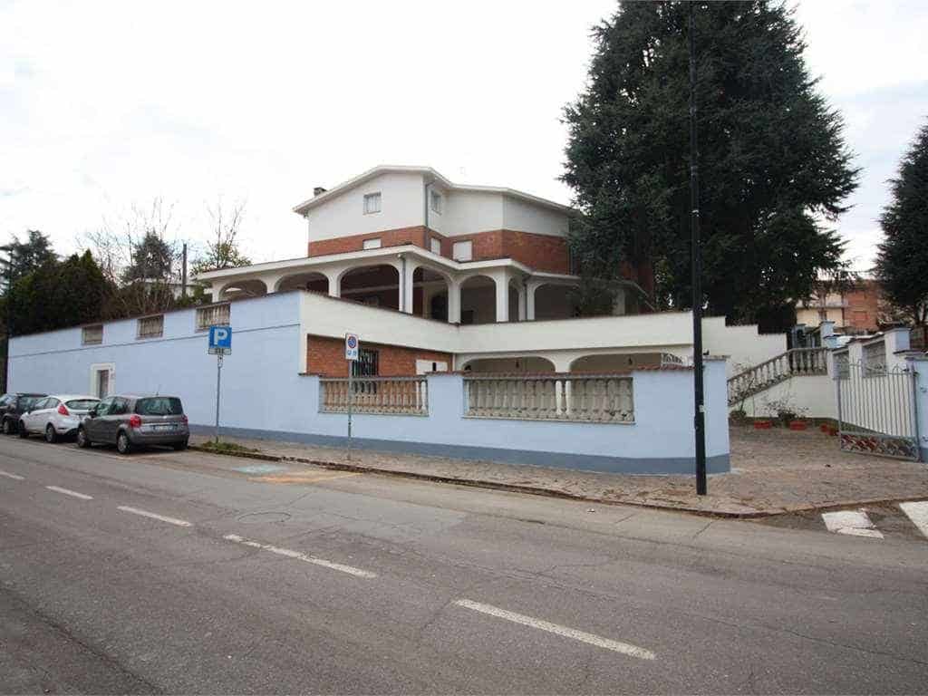 vendesi villa di lusso in pieno centro a Maranello