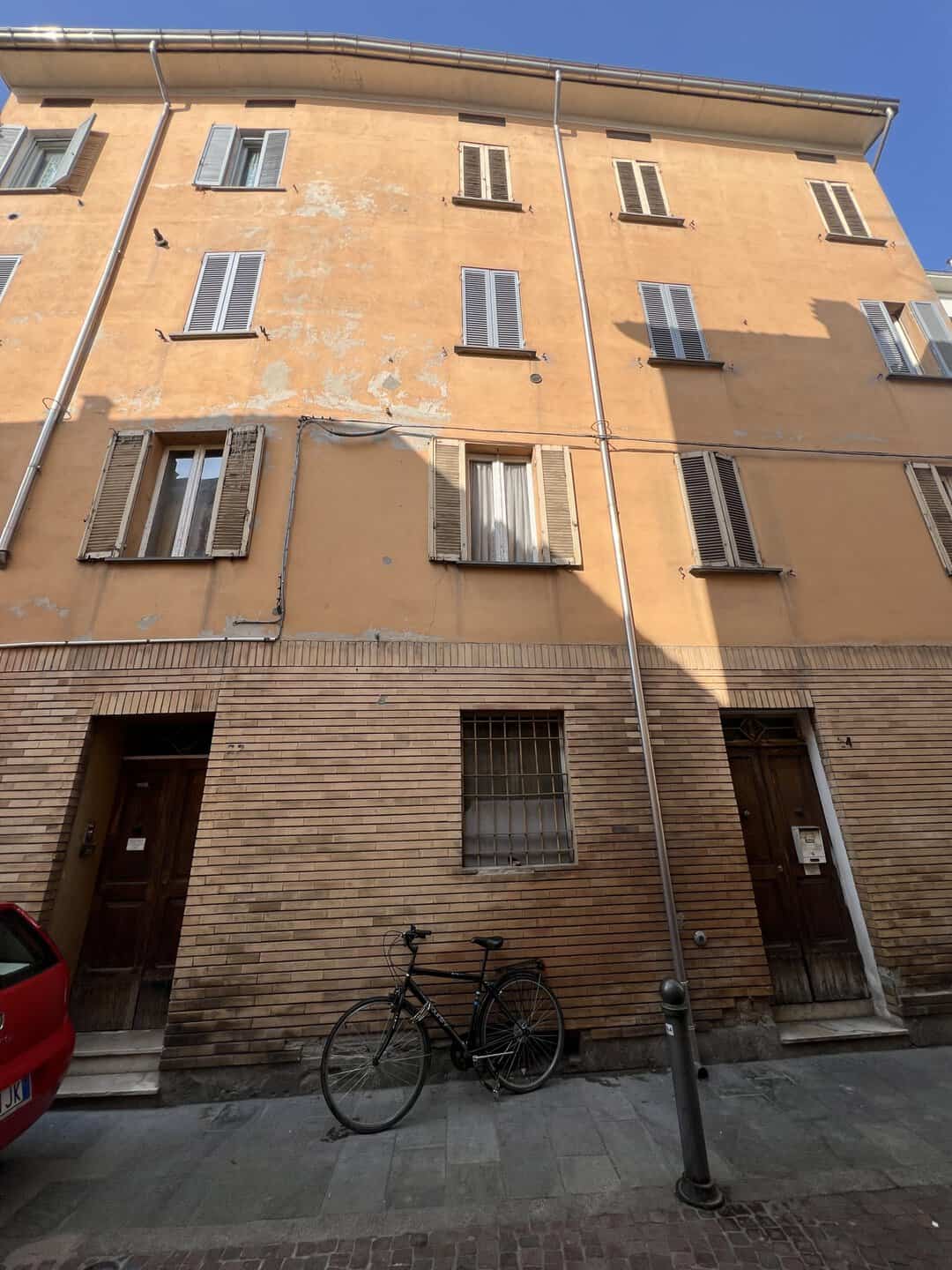 Appartamento di 40 mq situato in Borgo della Trinità, a soli 100 metri dal Duomo, in una delle zone più prestigiose e richieste della città.